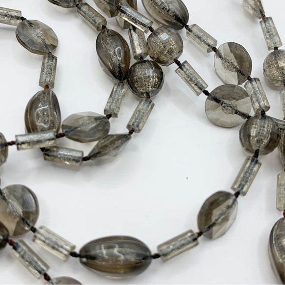 Vintage multistrand lightweight gray plastic bead necklace with decorative clasp - Picture 3 of 12